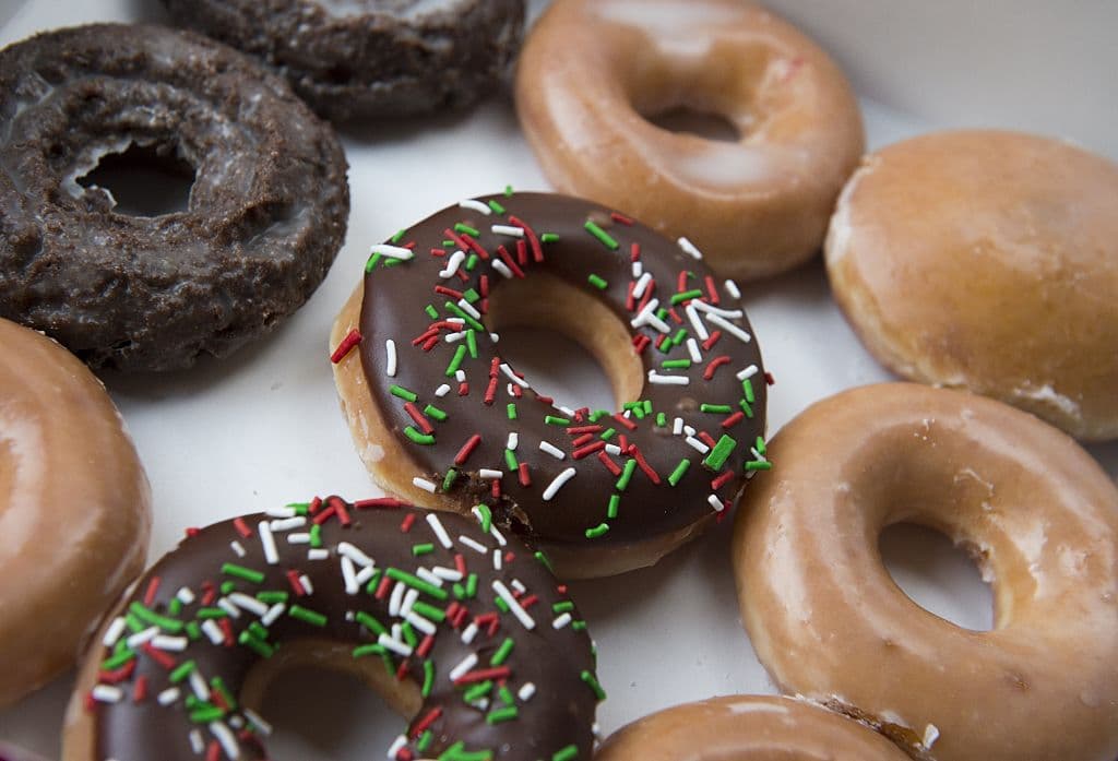 Krispy Kreme regala docenas de donas a los primeros 500 clientes en decenas de tiendas en todo EEUU