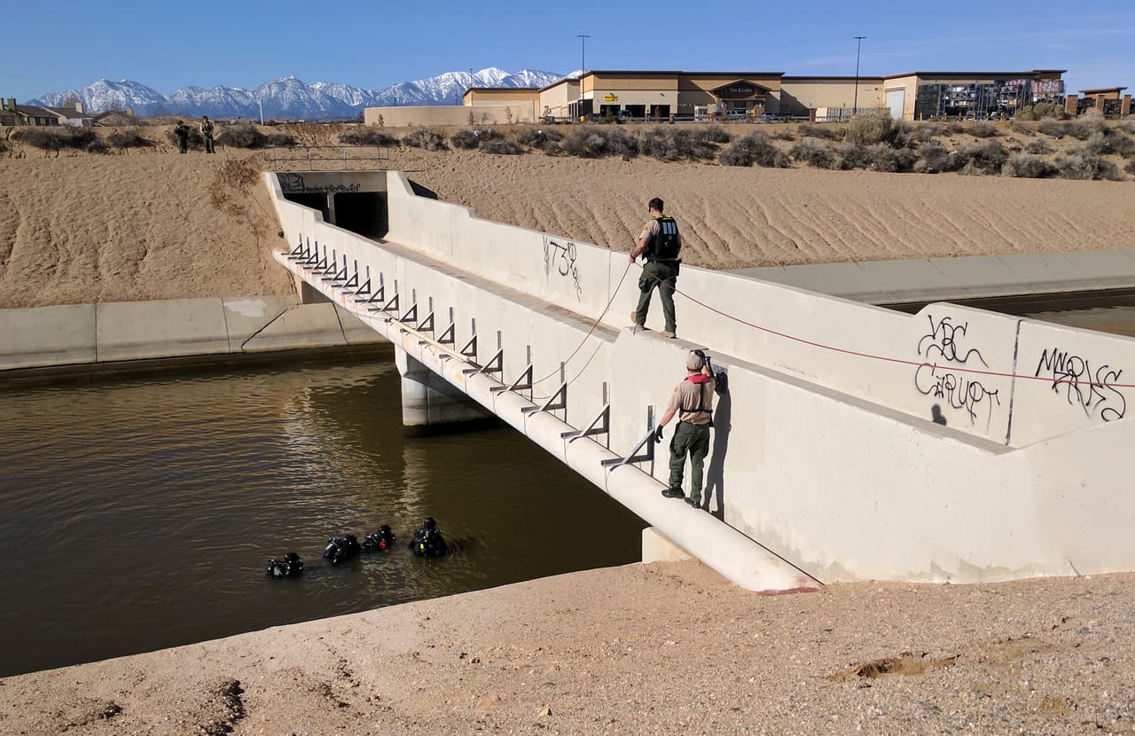 “He escuchado que estarán en la zona hasta que lo encuentren”, dijo Jenny Quesenberry, una voluntaria. En la imagen, agentes del Sheriff buscando al menor el 3 de marzo de 2017, un día después del accidente.