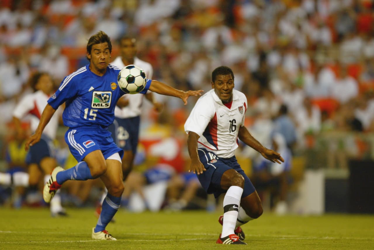 El guatemalteco Carlos Ruiz fue parte de la escuadra de la MLS que ganó el encuentro por 3-2 el 3 de agosto, 2002.