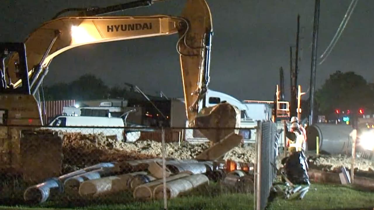 Las autoridades están pidiendo a los conductores evitar el área.
