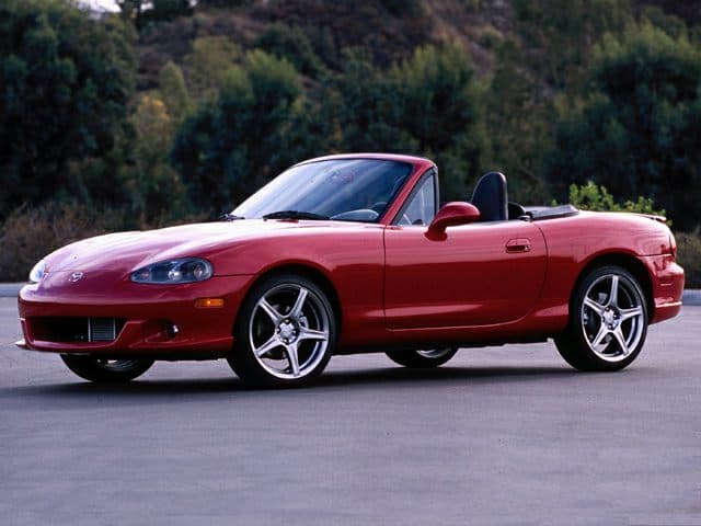 <b>Segunda Generación NB (1998 - 2004)</b>
<br>El motor del NB es uno de 4 cilindros de 1.8lts capaz de producir 140hp y 116lb-pie. Esta fue la era en que el Miata ofreció un motor turbocargado en su versión ‘Mazdaspeed MX-5 2004-2005’. Dimensiones: Largo- 155.1-155.5” (394-395cm); Distancia entre Ejes- 89.4” (227cm); Altura- 48-48.4” (122-123cm); Ancho- 66.1” (168cm); Aerodinámica (Cd)- 0.36; Peso- 2,348lb (1,065kg).