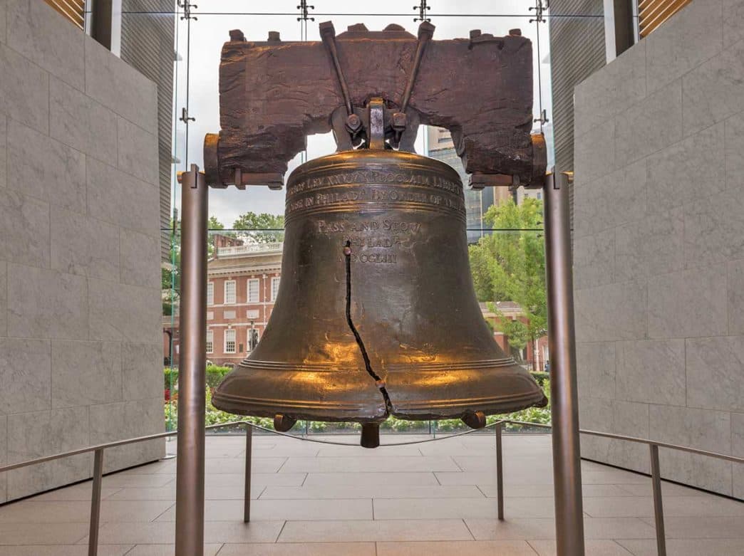<b>Toma una foto frente a la Campana de la Libertad</b>: No emite ningún sonido, pero el mensaje de la Campana de la Libertad suena alto y claro: "Proclame la libertad en toda la tierra a todos sus habitantes". Esta inscripción en la campana agrietada pero poderosa es una de las razones por las que se convirtió en un símbolo para abolicionistas, sufragistas y otros buscadores de libertad en todo el mundo. La campana atrae a personas de todo el país para tomar una foto frente a las altísimas paredes de vidrio con vista al Independence Hall. Este ícono estadounidense es gratuito para visitar durante todo el año sin necesidad de boletos, aunque la capacidad está limitada a 60 personas a la vez desde de junio de 2021. 
<a href="https://maps.google.com/?cid=14860155096792166179" target="_blank">The Liberty Bell Center, 526 Market Street</a>