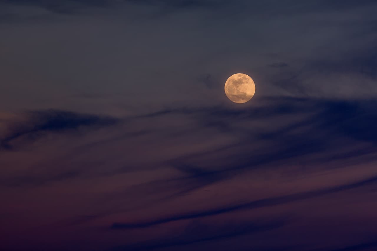 La luna vista durante el eclipse desde California muestra lo maravilloso que se vio este fenómeno natural.