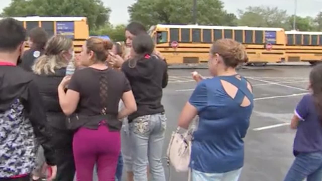 La persona fue trasladada a un hospital y se espera que sobreviva a las heridas.
<b><a href="https://twitter.com/houstonpolice/status/1444062468825829381" target="_blank">Finner agregó</a></b> que no se dará a conocer su identidad por el momento hasta que no enfrente cargos.
<br>