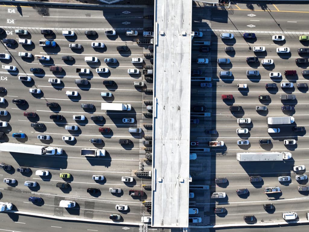 Se estima que aproximadamente 55,4 millones de estadounidenses realizarán desplazamientos en automóvil o avión, lo que representa la tercera cifra más alta desde el año 2000.