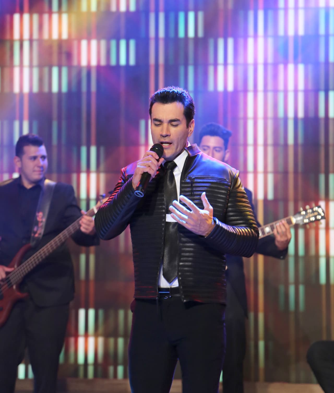 Canta temas incidentales de las telenovelas donde participa como Me duele tu ausencia (Tres veces Ana), Hasta el fin del mundo te amaré (telenovela del mismo nombre), Talismán (Abismo de pasión) y Lo sabes bien (Mentir para vivir).