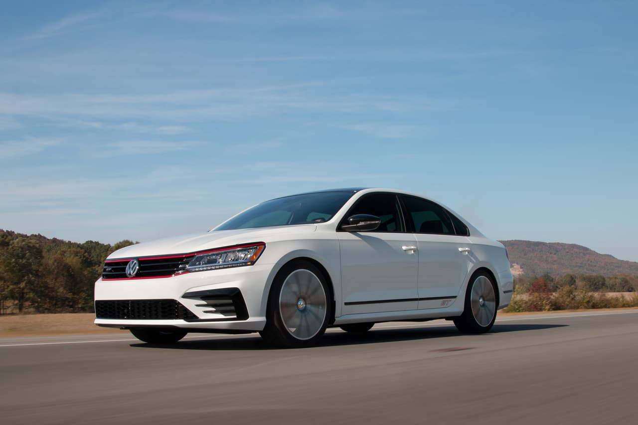 <b>Puesto 4: </b>Uno de los concept-cars con mejor proyección a un futuro en las calles es el 
<b>Passat GT</b>, de 
<b>Volkswagen</b>. Es la 
<b>versión deportiva</b> de su conocido sedán, que será fabricada en el centro de ingeniería que la marca tiene en Chattanooga, Tennessee.