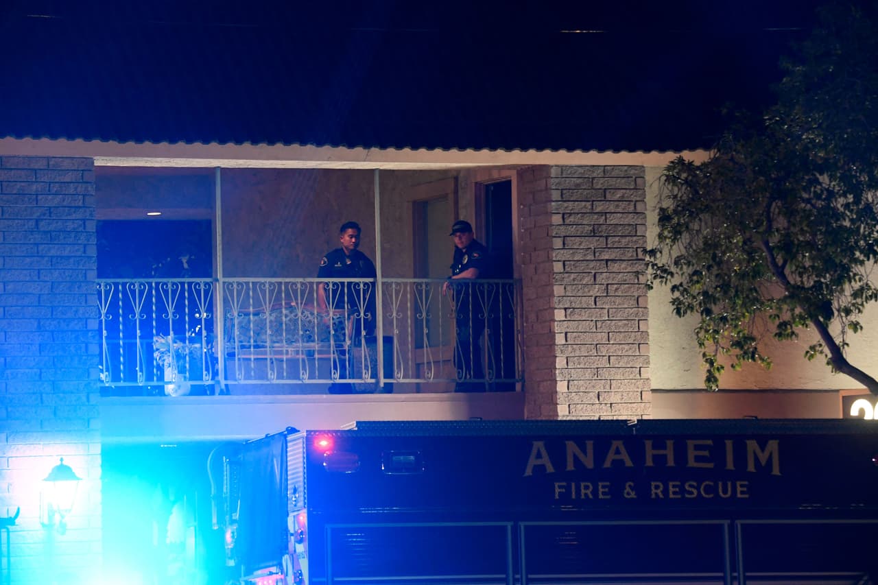 "Este es el mes de prevención de abuso de menores y al parecer
<b> un niño murió en los brazos de su madre mientras intentaba salvarlo durante esta horrible masacre", </b>
<a href="https://www.facebook.com/Univision34/videos/810713482861934/" target="_blank">dijo Spitzer y más adelante agregó</a> "al parecer el menor estaba siendo protegido durante ese acto, antes de que muriera".