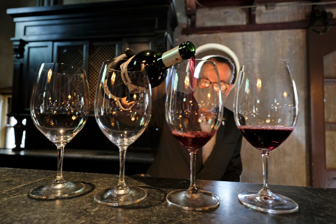 En la misma posición se encuentran los viñedos y centros de cata de vinos, una de las principales industrias en la región de los condados de Napa y Sonoma, pero aquellos que puedan ajustar sus operaciones al aire libre y ofrezcan además servicio de alimentos podrán permanecer abiertos.