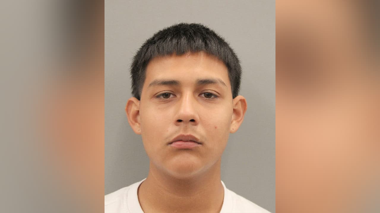 Josue Barrera, de 17 años, fue acusado de asesinato con posibilidad de pena de muerte y es buscado por las autoridades, según se informó de HPD.