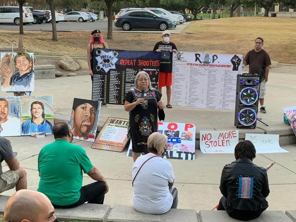 Manifestantes se reunieron en Fresno para recordar a aquellos que murieron a manos de un agente del orden público.