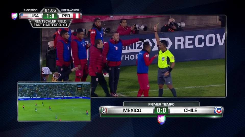 Tarjeta amarilla. El árbitro amonesta a Christian Cueva de Peru