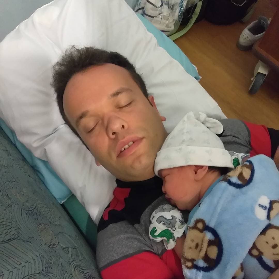 Carlitos 'El productor' ha demostrado el gran amor que le tiene a su hijo 
<a href="https://www.univision.com/shows/el-gordo-y-la-flaca/exclusiva-primeras-imagenes-del-bebe-de-carlitos-el-productor-fotos">Sebastián</a>, desde su nacimiento en enero de 2017 y se ha encargado de compartirlo a través de sus redes sociales.