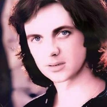 En el teatro comenzó a trabajar en obras musicales, donde su voz marcó inolvidables escenas.