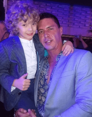 El pequeño Diego Escalona es el encargado de dar vida a
<a href="https://www.univision.com/series/la-piloto/yolanda-descubrio-que-su-hijo-desaparecio-misteriosamente-de-un-avion-video"> Arley</a>, el hijo de Mena y Amanda, en 
<a href="https://www.univision.com/series/la-piloto">'La piloto 2'</a>.