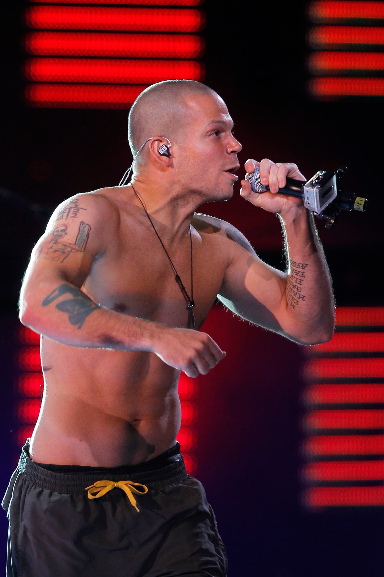 En una entrega de los MTV Awards, René de Calle 13 utilizó una camisa que decía cosas contra el presidente Álvaro Uribe.