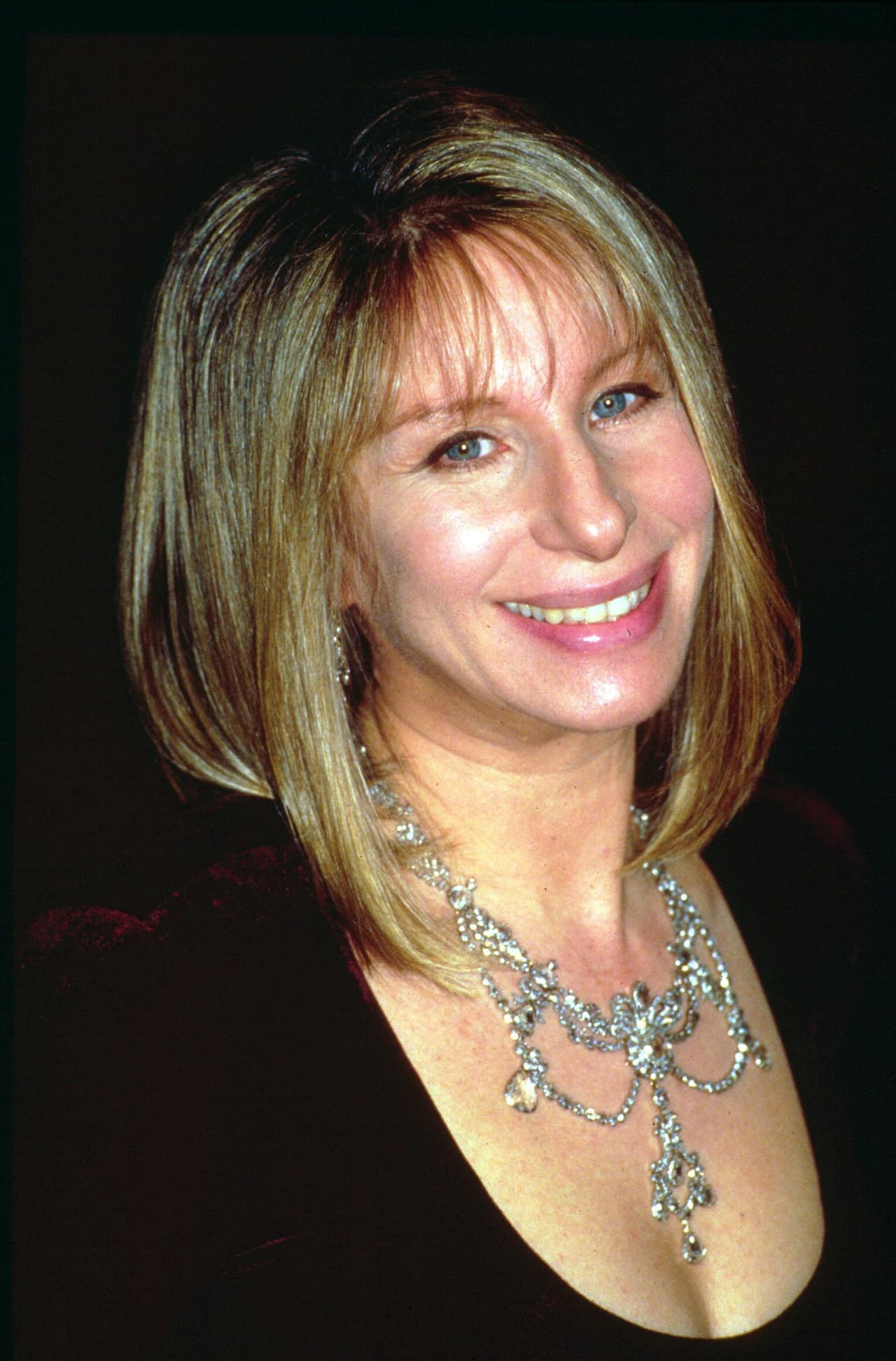 Ese mismo año, asistieron a una misma cena de gala en Los Ángeles y, según los informes, ella lo visitó en Highgrove, su casa de Gloucestershire, en 1995,
<b><a href="https://www.univision.com/entretenimiento/realeza/la-otra-cara-de-lady-diana-lo-que-seguramente-nunca-has-leido-sobre-la-princesa-del-pueblo" target="_blank"> tres años después de que se separó de la princesa Diana</a></b>.
<br>