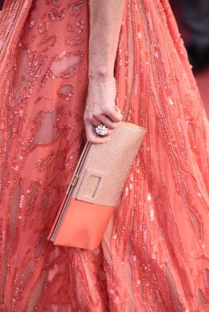 Andie Cowell decidió ser monocromática pues a su look agregó un 'clutch' en el mismo color solo que con distintas tonalidades.