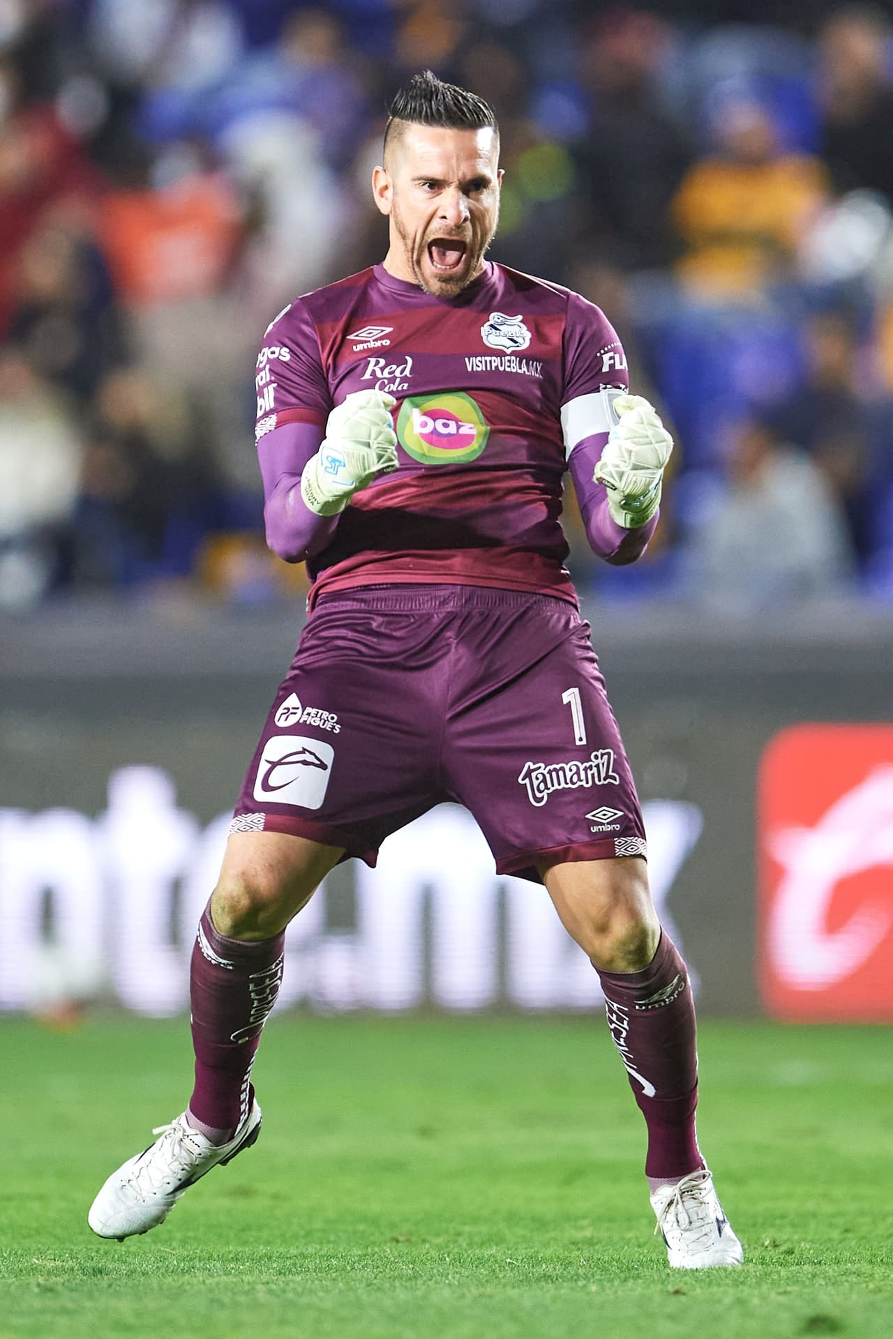 Antony Silva, quien fue una auténtica muralla, festejó con todo el segundo tanto.