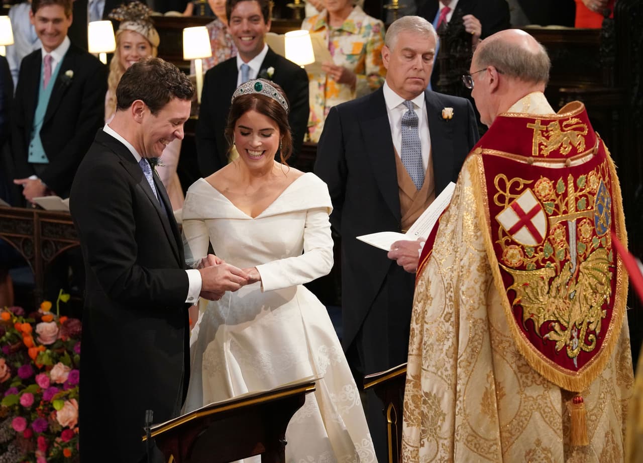 En esta imagen, todos sonrientes, menos el príncipe Andrés, cuando Jack Brooksbank le colocó a la princesa Eugenie el anillo matrimonial.