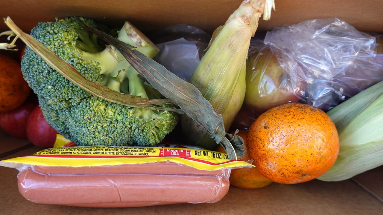 Las tarjetas P-EBT cubren los costos de desayunos y almuerzos para estudiantes de las escuelas públicas. El departamento de
<a href="https://www.dhs.state.il.us/page.aspx?" target="_blank">Servicios Humanos de Illinois (IDHS)</a> dijo que ha procesado beneficios 
<a href="https://www.univision.com/local/chicago-wgbo/se-espera-que-miles-de-familias-de-illinois-reciban-tarjeta-blanca-con-450-dolares-en-los-proximos-dias-video">P-EBT</a> para 800,000 niños en el estado. "La primera distribución se hizo en marzo. Anticipamos que otras 100,000 tarjetas serán enviadas la próxima semana", señaló en un comunicado.