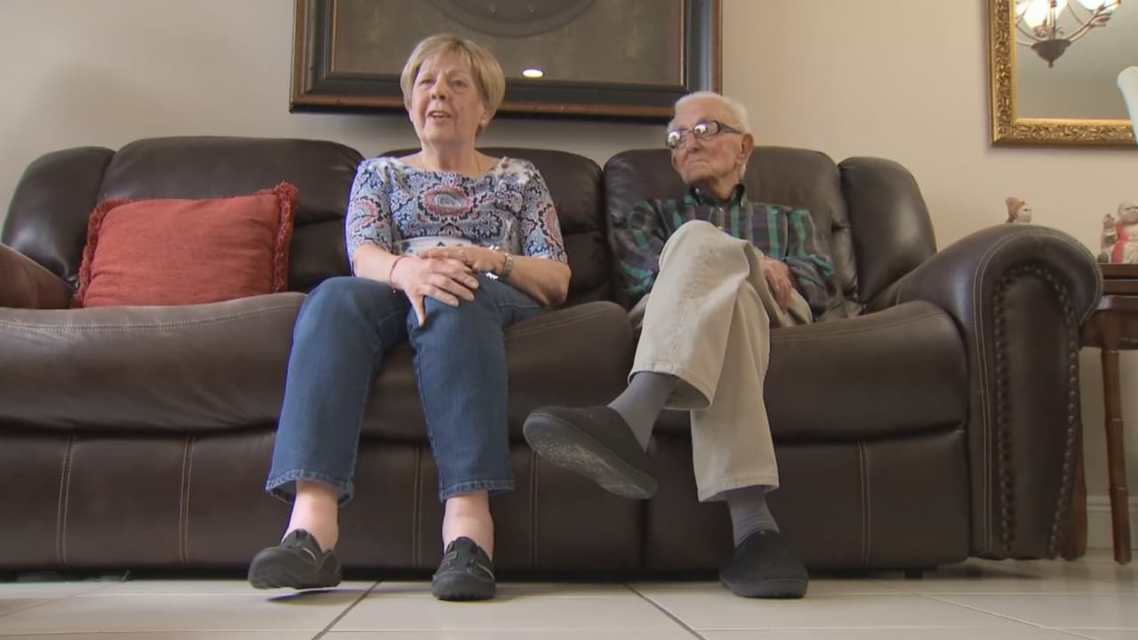 “Yo tengo 90 años y sobreviví al coronavirus, mi esposo tiene 100 años y también lo sobrevivió”, dijo Urbicia Martínez. 
<br>