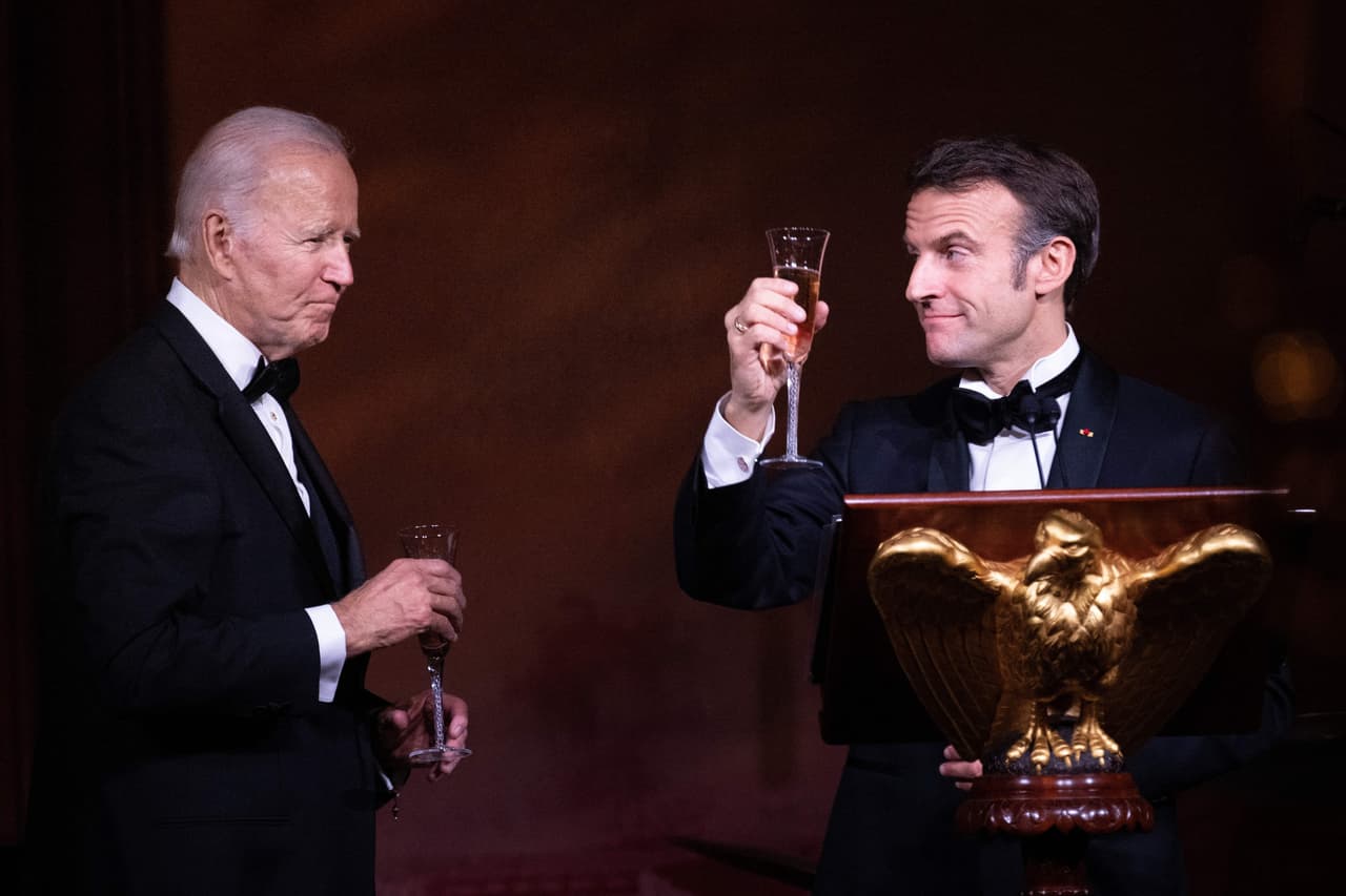 El presidente Joe Biden mencionó varias veves la palabra amistad durante su discurso que culminó expresando: "Vive la France. Y que Dios bendiga a Estados Unidos". Macron, por su parte, destacó también los lazos entre ambas naciones y afirmó: "En esta velada no solo nos sentimos honrados y conmovidos, también apreciamos la importancia de este momento. Significa mucho para nosotros, porque esta es nuestra historia". 
<br>
<br>"Querido Joe, mi querido amigo, estoy inmensamente agradecido por el honor, por esta oportunidad única", dijo Macron.
