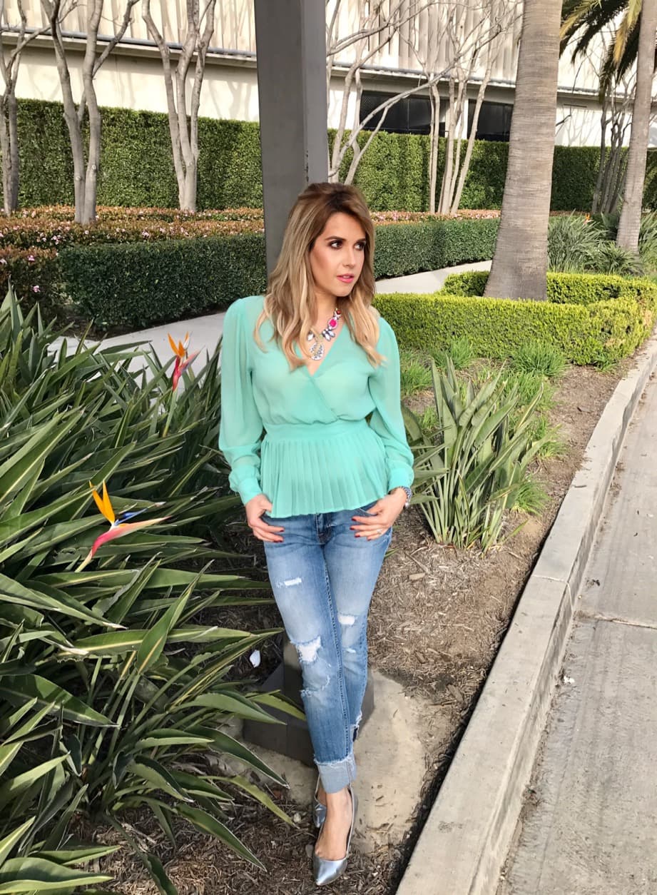 En un día no tan caluroso o lugares más susceptibles a los vientos, usar un par de jeans rotos puede funcionar.