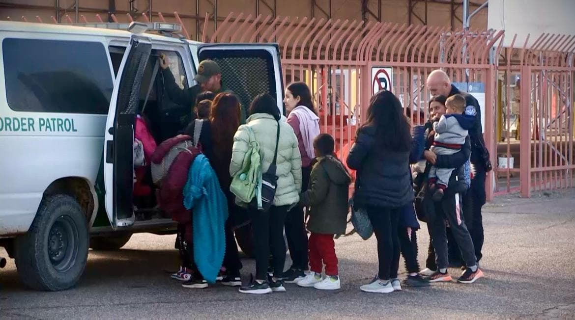 Nogales, Arizona se ha convertido en el lugar donde inicia el sueño americano para muchos inmigrantes, pero también una zona acechada por traficantes que buscan a través de cualquier medio eludir a las autoridades, haciendo la tarea de la Patrulla Fronteriza cada vez más compleja.