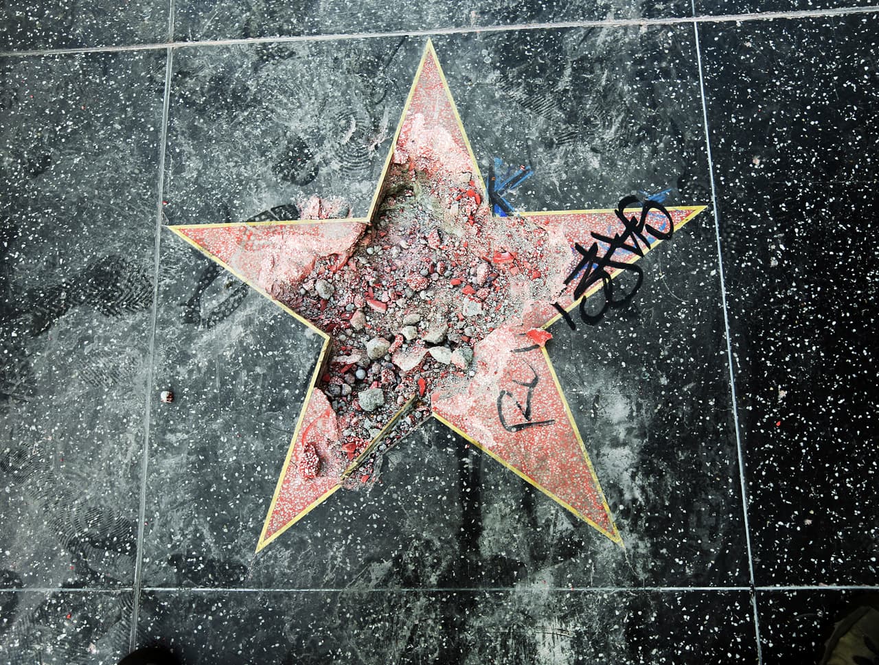 El símbolo ha sido varias veces vandalizado desde desde que el empresario y estrella de televisión se convirtió en candidato presidencial. El 25 de julio de 2018 un joven de 24 años destrozó la estrella de Donald Trump en el paseo de la fama con un pico.