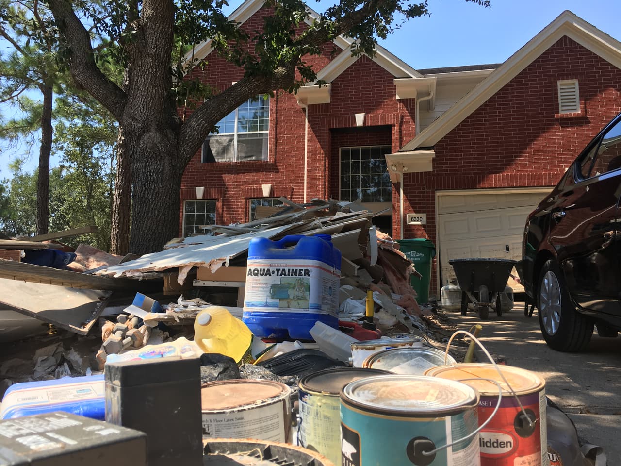 Así se ven las pilas de escombros en mayoría de las viviendas que resultaron afectadas por la inundación de la reserva Barker.
<br>