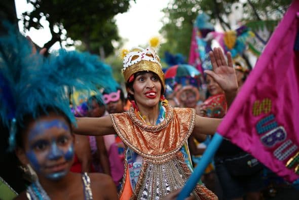 Las calles de la ciudad se tiñen de colores tamizados por los disfraces de los cariocas.