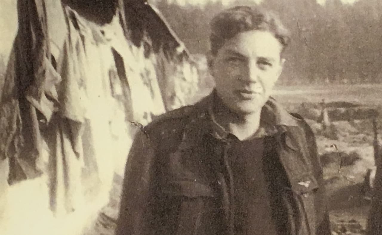 Michael Adams en StalagLuft lllE, un campo de prisioneros en Alemania, en algún momento de 1942.