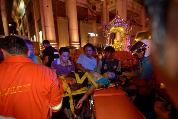 Un herido en el templo es ayudado por los rescatistas.
