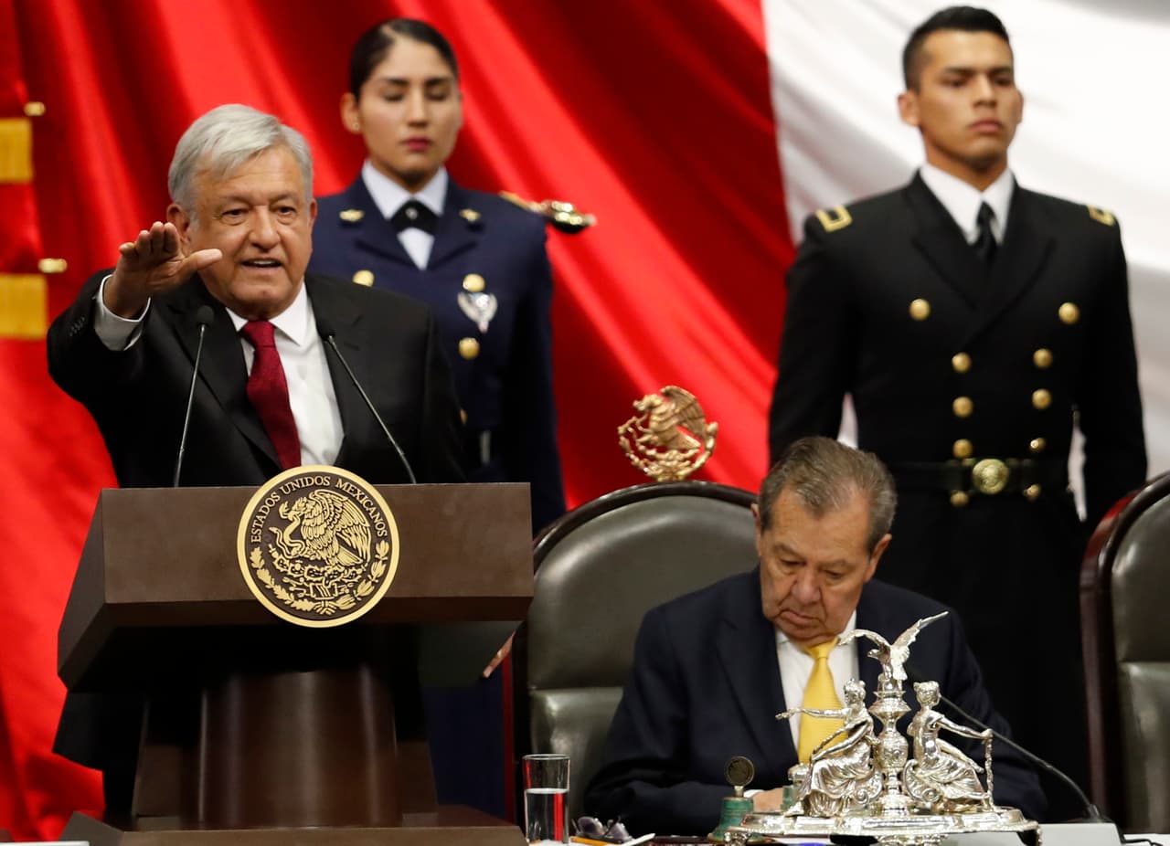 Con la mano en alto, como manda la tradición mexicana, tomó juramento Andrés Manuel López Obrador en el Congreso Nacional.