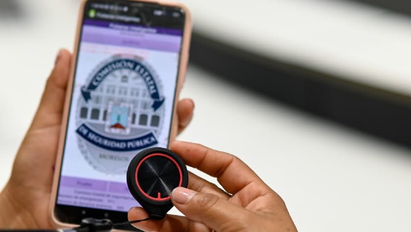 El dispositivo también puede ser utilizado como llavero o dije colgado al cuello.