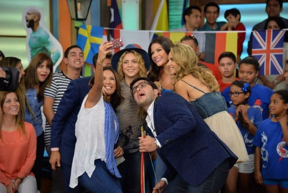 Acudió a 'Despierta América' y todo el mundo quería tomarse la foto del recuerdo.Mira aquí los videos más chismosos.
