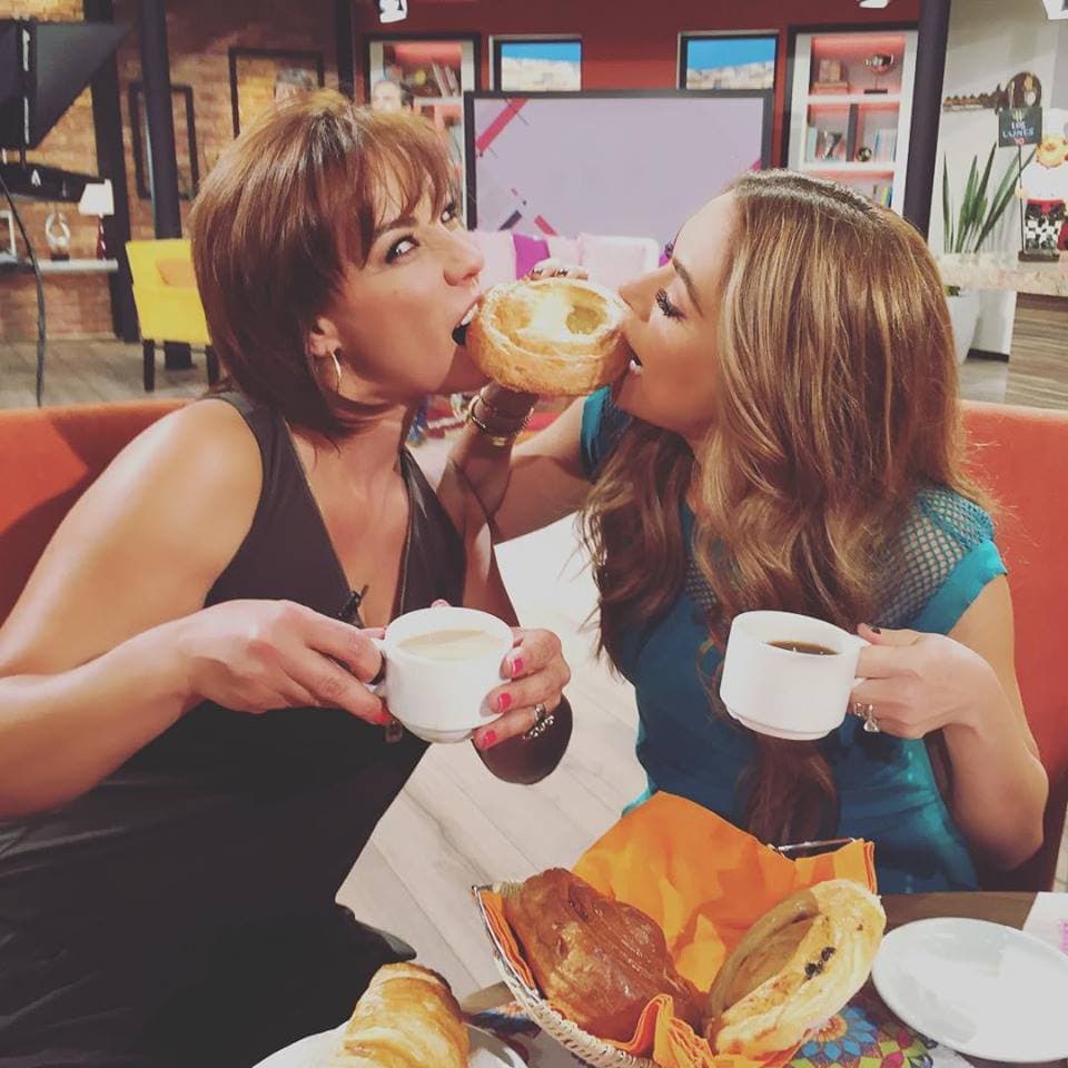 ¡Un delicioso desayuno! Miren cómo desayunan las amigas.