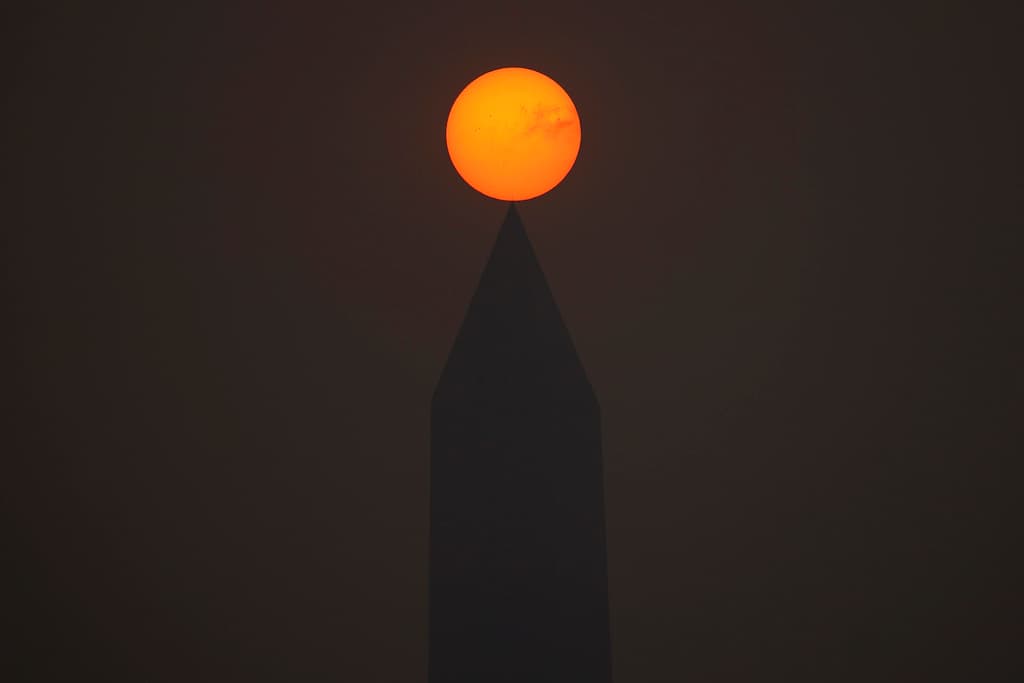 <h2 class="cms-H2-H2" style="box-sizing: border-box; margin-top: 0px; margin-bottom: 8px; font-family: Monserrat, sans-serif; font-weight: 700; font-size: 1.5rem; line-height: 1.8125rem;"></h2>
<h2 class="cms-H2-H2" style="box-sizing: border-box; margin-top: 0px; margin-bottom: 8px; font-family: Monserrat, sans-serif; font-weight: 700; font-size: 1.5rem; line-height: 1.8125rem;"><a href="https://www.univision.com/local/washington-dc-wfdc/consejos-mala-calidad-aire">¿Cómo puedo cuidar mi salud cuando hay código rojo por mala calidad del aire?</a></h2>
<a href="https://www.univision.com/local/washington-dc-wfdc/consejos-mala-calidad-aire"> </a>
<br>
<br>La primera recomendación es 
<b>evitar estar en exteriores</b>. Si alguna persona necesita salir, debería hacerlo 
<b>utilizando máscaras cubrebocas KN-95 o N-95</b>, permanecer el menor tiempo posible en el exterior y 
<b>por ningún motivo hacer actividad física vigorosa al aire libre</b>, ya sea ejercicio o trabajos como cortar el césped.