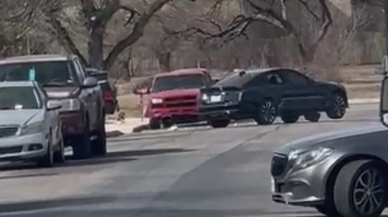 Reportan tiroteo dentro de una casa; sospechosos intentan huir y son capturados tras persecución a pie