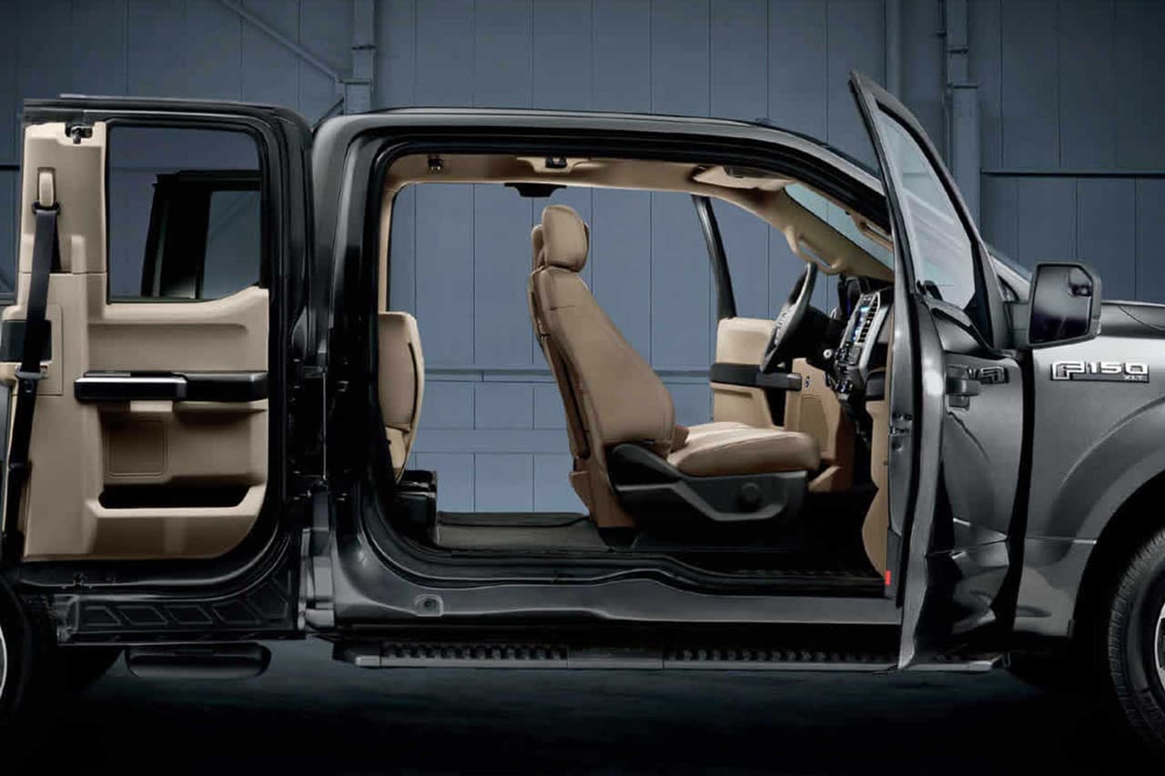 <b>Cabina y media</b>. Las carrocería de cabina y media suele ofrecer dos filas de asientos. La fila trasera es muy apretada y puede ser plegada para espacio de carga. Las puertas traseras son angostas y suelen utilizar bisagras traseras. A partir de 2018 la Nissan Titan se convertirán en la primera pickup en ofrecer la cabina y media, 
<b>King Cab</b> en el léxico de Nissan, sin asiento trasero con suelo plano. Cada fabricante le da un nombre distinto a su cabina y media General Motors (Chevrolet y GMC) y Toyota la llaman 
<b>Double Cab</b> , Ford la llama 
<b>Super Cab</b> y Ram la llama 
<b>Quad Cab.</b>
<br>
<br>En la imagen: 
<b>Ford F-150 Super Cab 2017</b>.