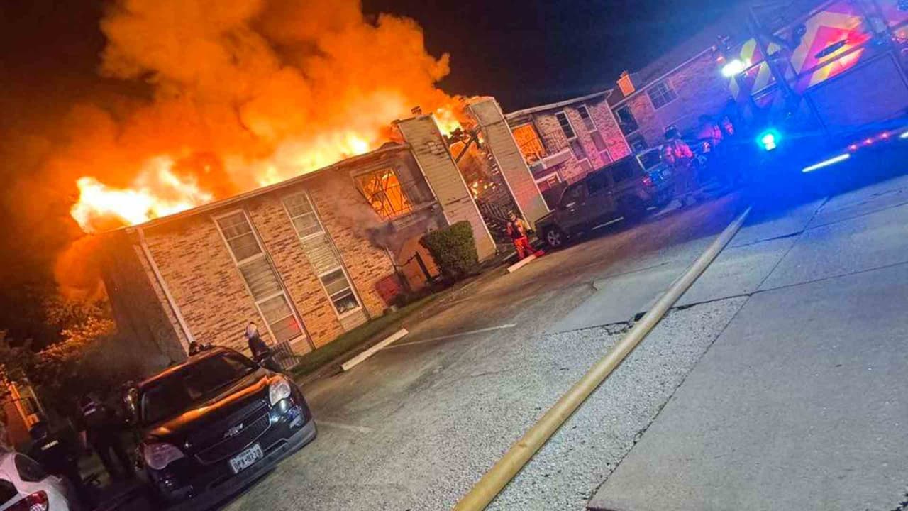 Incendio en complejo de apartamentos de Spring deja al menos un muerto y varios heridos