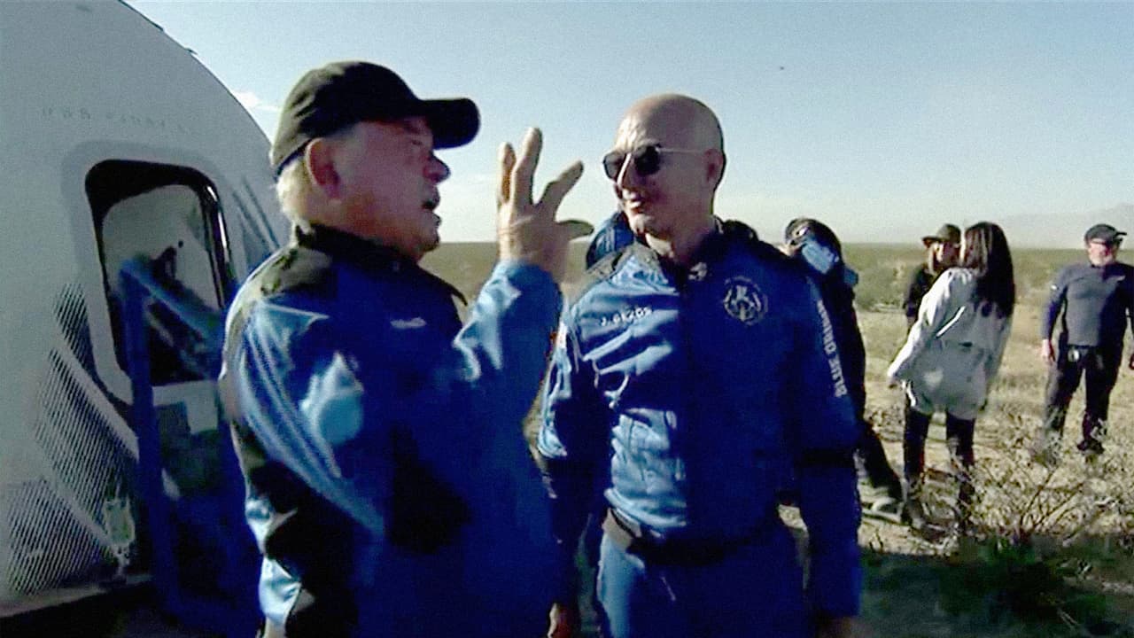 Al salir, Shatner tuvo una breve conversación con Bezos en la que describió su breve pero intensa experiencia. “Allá arriba fue como estar frente a la muerte por un instante. Aquí abajo está todo, está el aire, está la vida”, dijo Chatner.