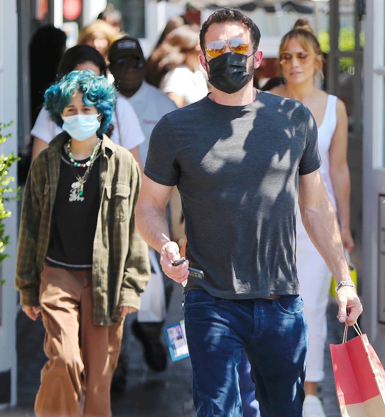 Emme pasea segura de sí misma hombro a hombro con el novio de JLo en California.