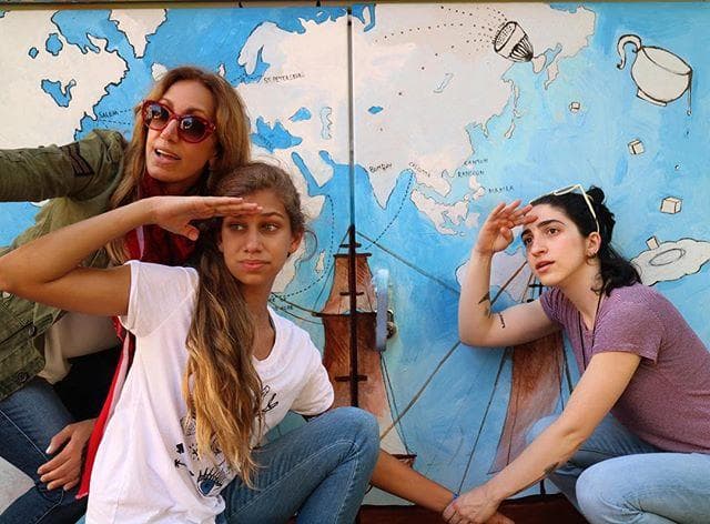 Lina mantiene una estrecha relación con su prima Emily Estefan, hija de la Gloria y Emilio Estefan ya que son casi como hermanas.
<br>