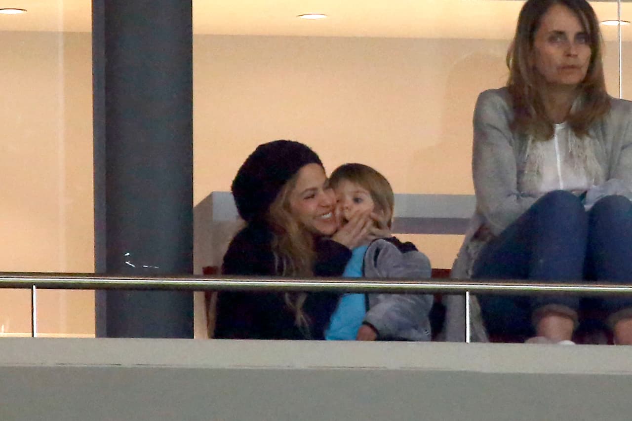 Durante el partido se mantuvo compartiendo con sus hijos y con Montserrat, su suegra.