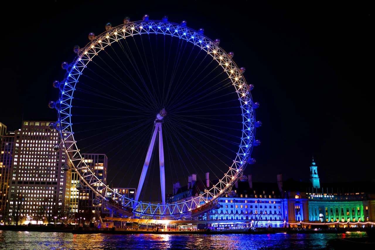 Los colores de la bandera ucraniana en la noria conocida como ‘London Eye’ (‘el ojo de Londres’, en español), en Reino Unido.