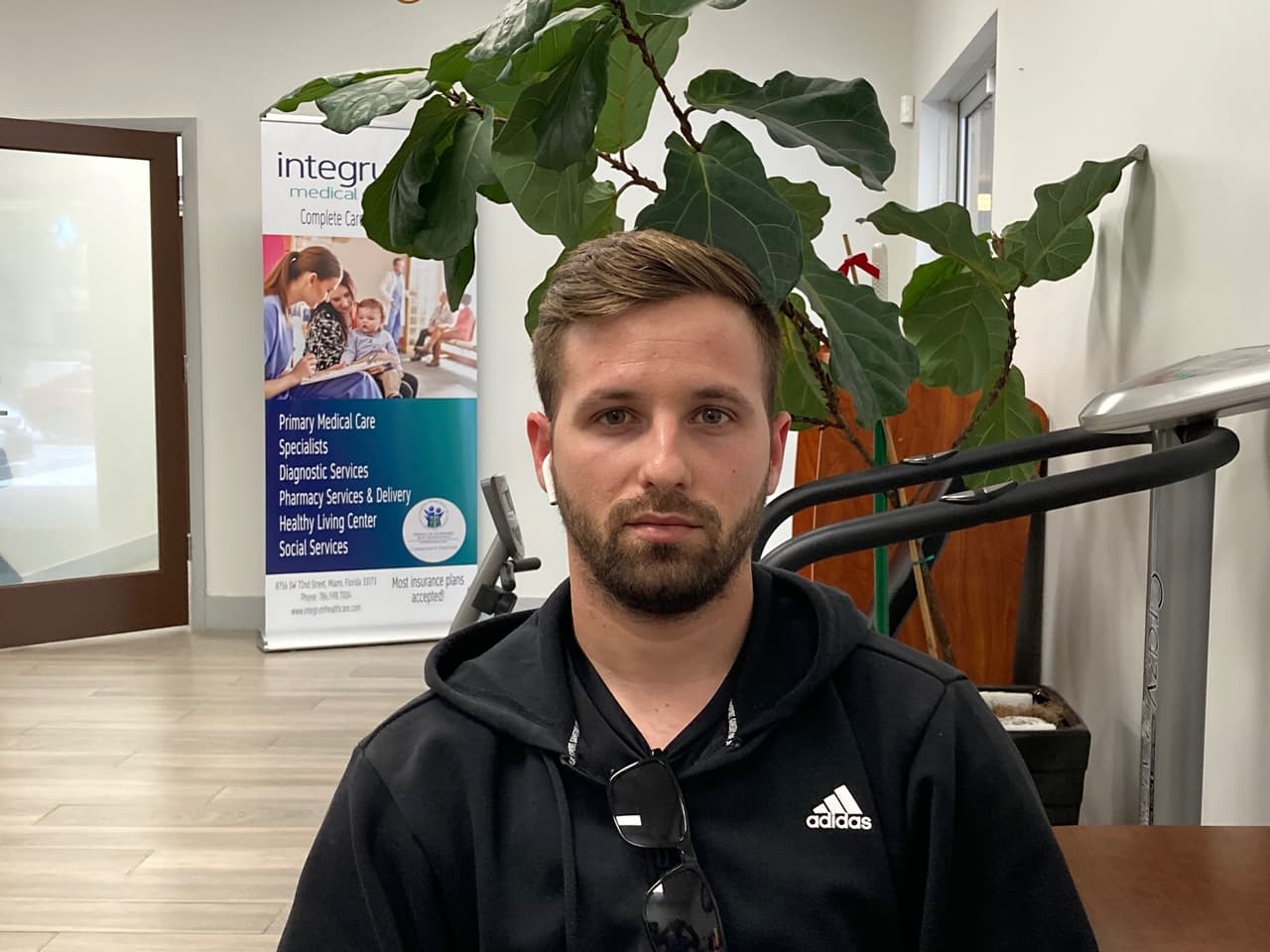 El emigrante cubano Adrián Suárez, de 26 años, llegó a Estados Unidos el 10 de febrero con su novia Lianet Delgado. Ahora está intentando conseguir sus papeles de inmigración para poder quedarse en el país. Foto tomada en la oficina de Integrum Medical Group, un socio comunitario de la Oficina de Autosuficiencia Económica del Departamento de Niños y Familias de Florida (DCF).