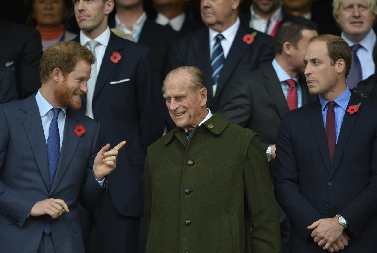 El duque de Edimburgo disfruta mucho de la compañía de sus nietos, William y Harry y no es raro verlo sonriente y bromista cuando está en su compañía.