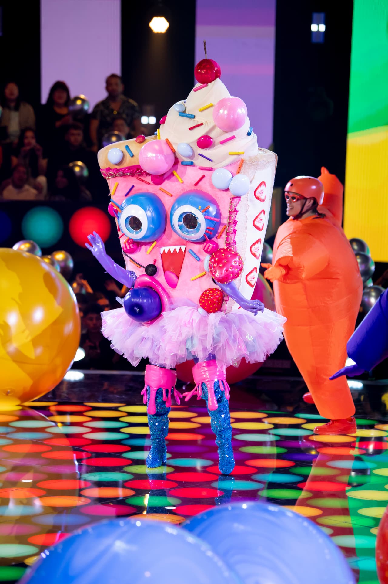 Pastelito fue el esponjoso contrincante de José Ramonstruo. Su dulzura y buen humor llenaron de ambiente el escenario con el tema ‘1,2,3’ de Sofía Reyes.